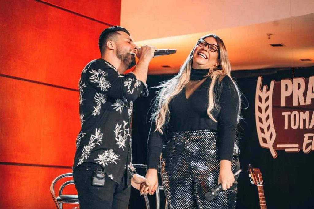 Murilo Huff sente presença de Marília Mendonça em show: Ela está aqui.