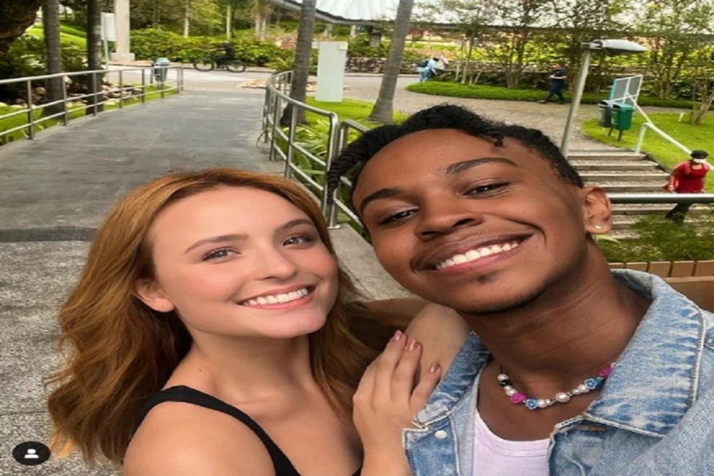 Bomba! Depois de homenagear Jean Paulo no Instagram, Larissa Manoela aparece com o ator em festa da Sapucaí, veja.