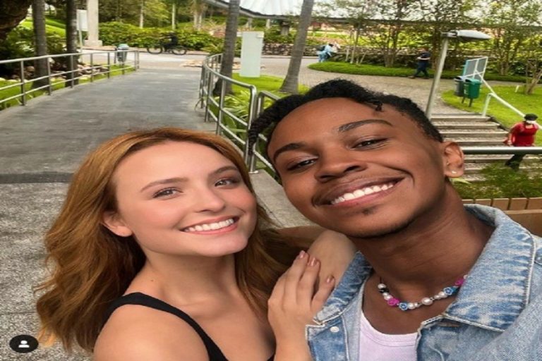 Bomba! Depois de homenagear Jean Paulo no Instagram, Larissa Manoela aparece com o ator em festa da Sapucaí, veja.