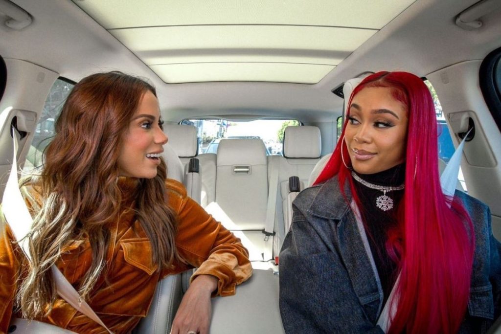 Anitta e Saweetie em série da Apple TV+. Imagem: Divulgação