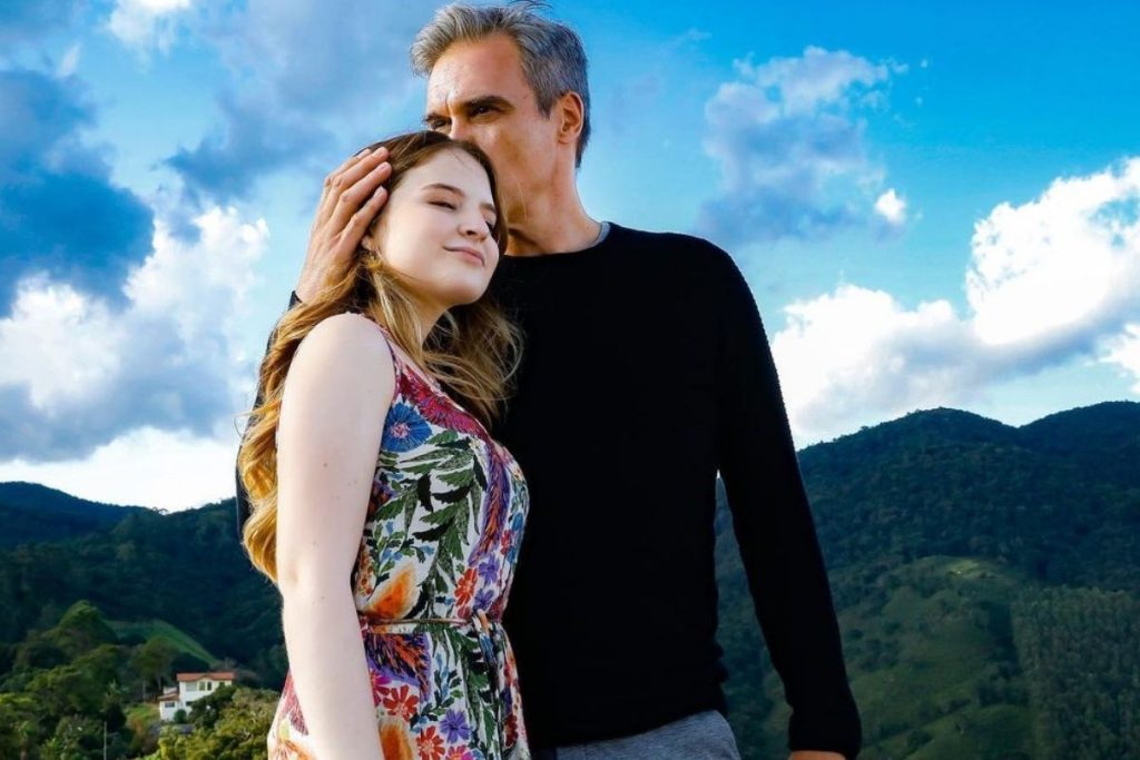 Novela Poliana Moça aborda a questão do uso excessivo das redes sociais Reprodução/Instagram