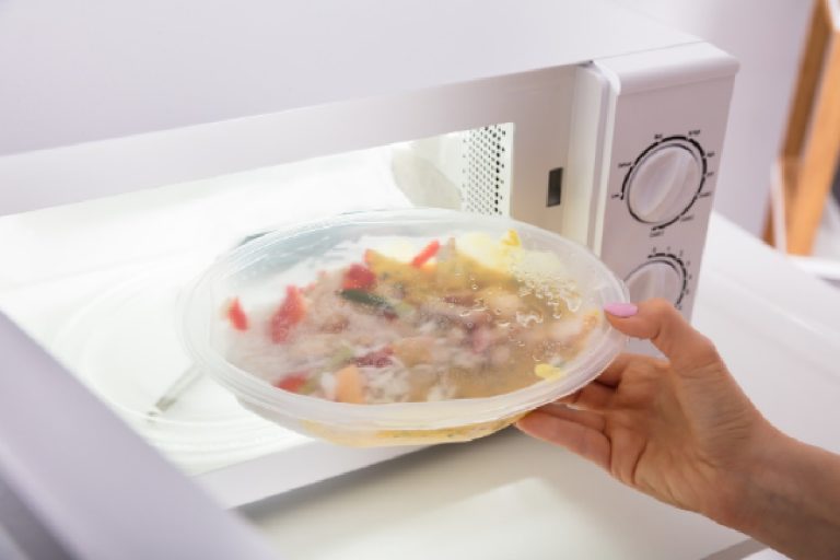 Alimentos que não deve esquentar no micro-ondas, dicas para conservar sabor e textura (Foto: Canva Pro)