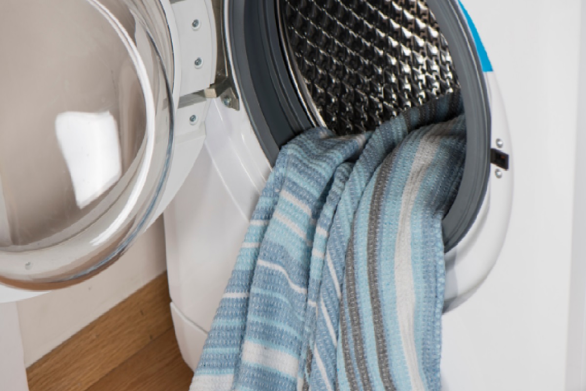 Como lavar cobertor, saiba orientações sobre cuidados e dúvidas a respeito (Foto: Canva Pro)