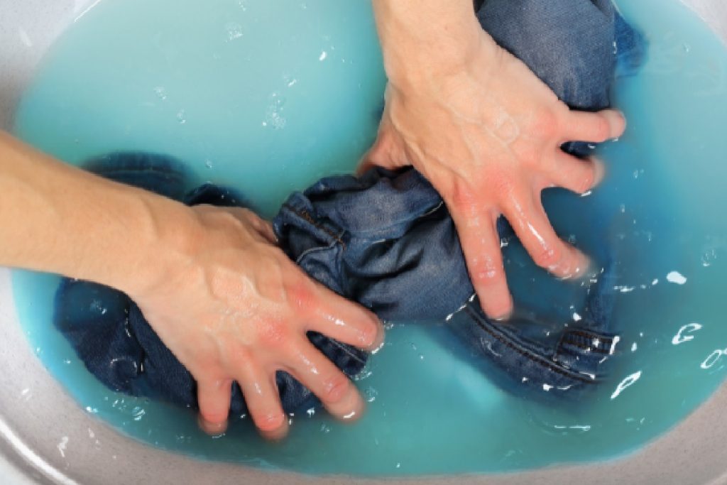 Como lavar roupas delicadas, evite que as peças estraguem ou rasguem (Foto: Canva Pro)