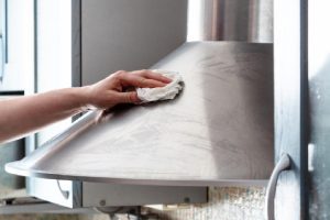 Como limpar coifa, passo a passo para eliminar gordura e sujeira do exaustor (Foto: Canva Pro)