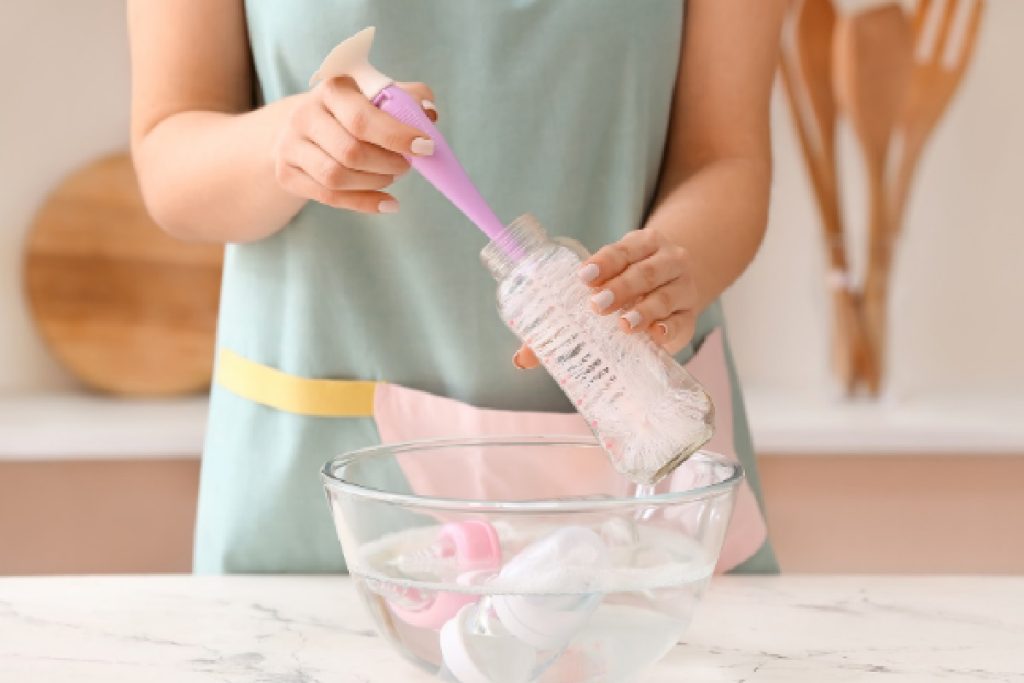 Como limpar mamadeiras e bicos rapidamente, passo a passo com total segurança (Foto: Canva Pro)