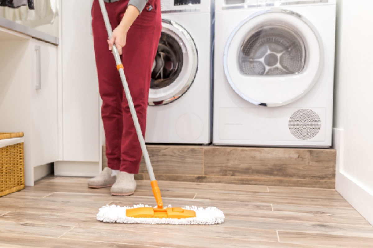 Guia completo para saber como limpar piso dependendo do material, descubra o seu (Foto: Canva Pro)