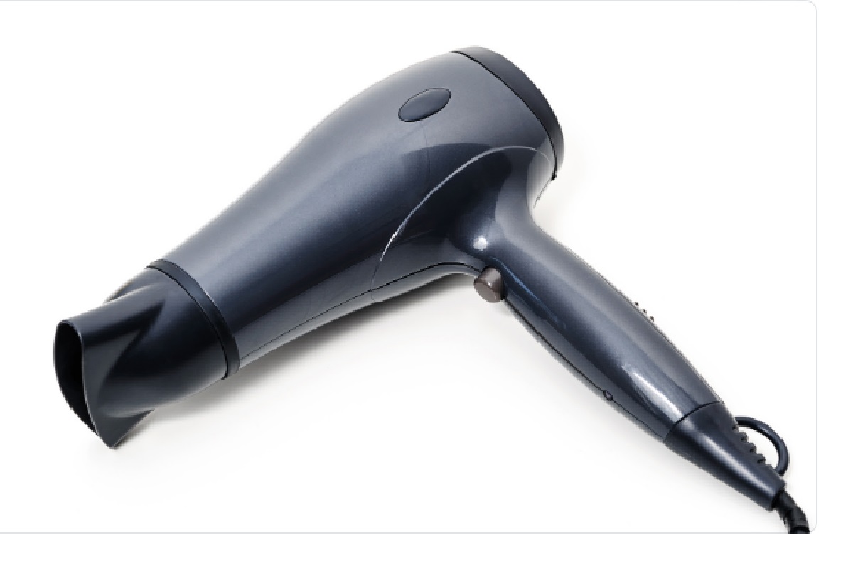 How to clean the hair dryer, improve performance and health with this technique (Image: Canva Pro)