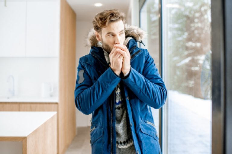 Formas fáceis de tornar a casa mais quente e acolhedora durante o inverno (Foto: Canva Pro)