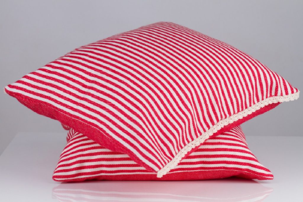 Passo a passo para lavar almofadas de forma adequada e sem lavanderia (Foto: Canva Pro)