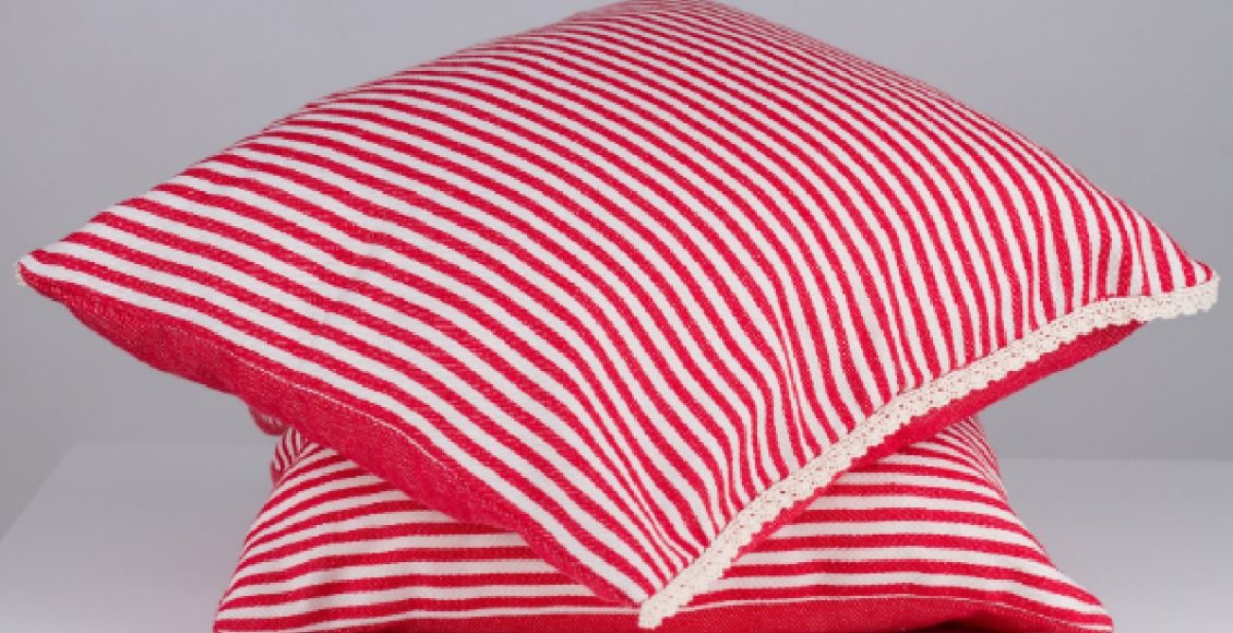 Passo a passo para lavar almofadas de forma adequada e sem lavanderia (Foto: Canva Pro)