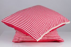 Passo a passo para lavar almofadas de forma adequada e sem lavanderia (Foto: Canva Pro)