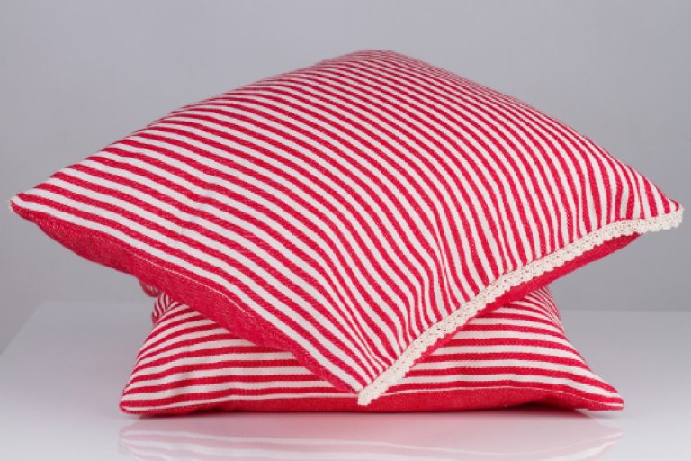 Passo a passo para lavar almofadas de forma adequada e sem lavanderia (Foto: Canva Pro)