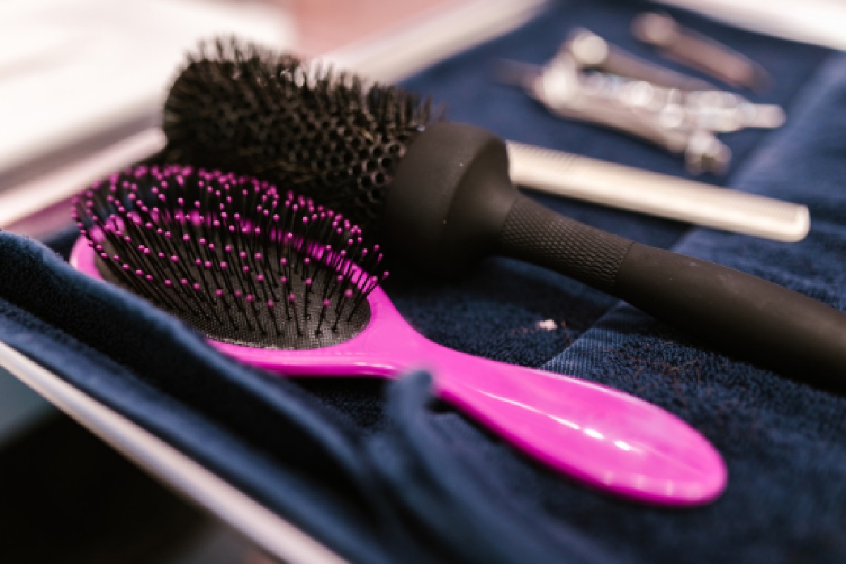 Como limpar escova de cabelo, veja como proceder dependendo do seu material (Foto: Canva Pro)
