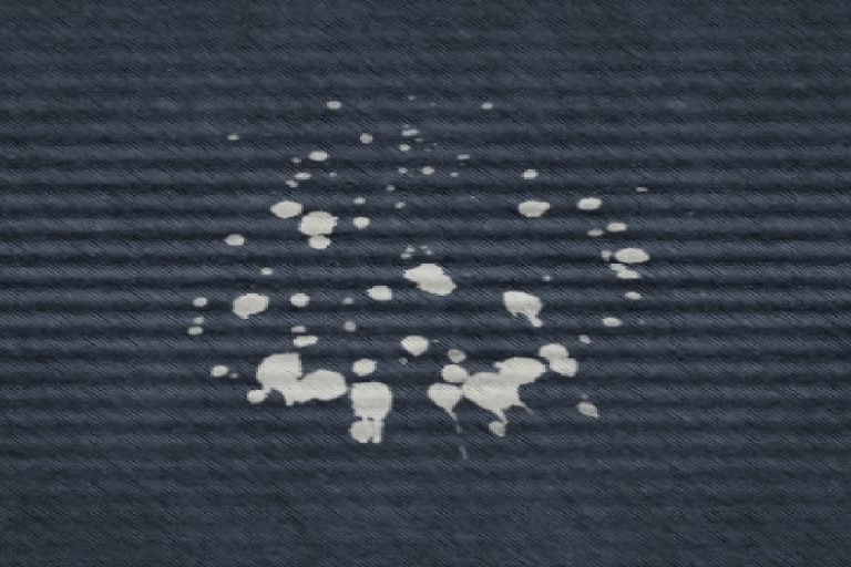 O que fazer com mancha de água sanitária? Passo a passo para resolver problema (Foto: Canva Pro)