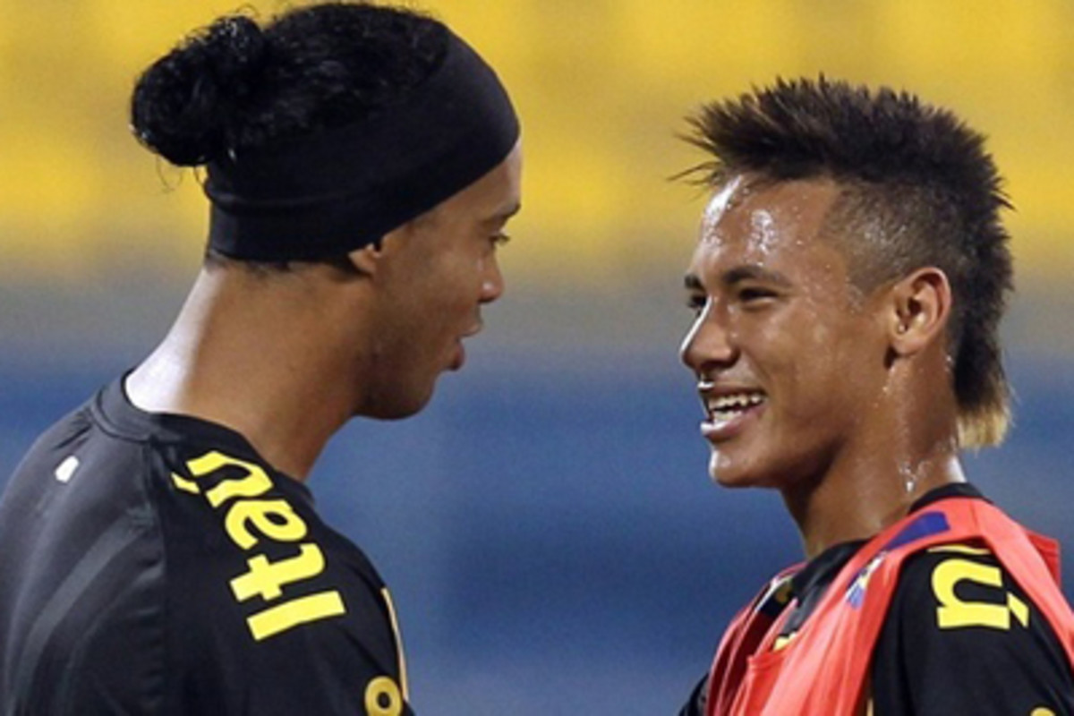 Passou da hora né! Ronaldinho Gaúcho deixou o sucesso para Neymar que está tentando ultrapassar Lionel Messi; confira