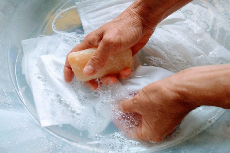 Como tirar mancha de azeite, passo a passo para não estragar sua roupa para sempre (Foto: Canva Pro)