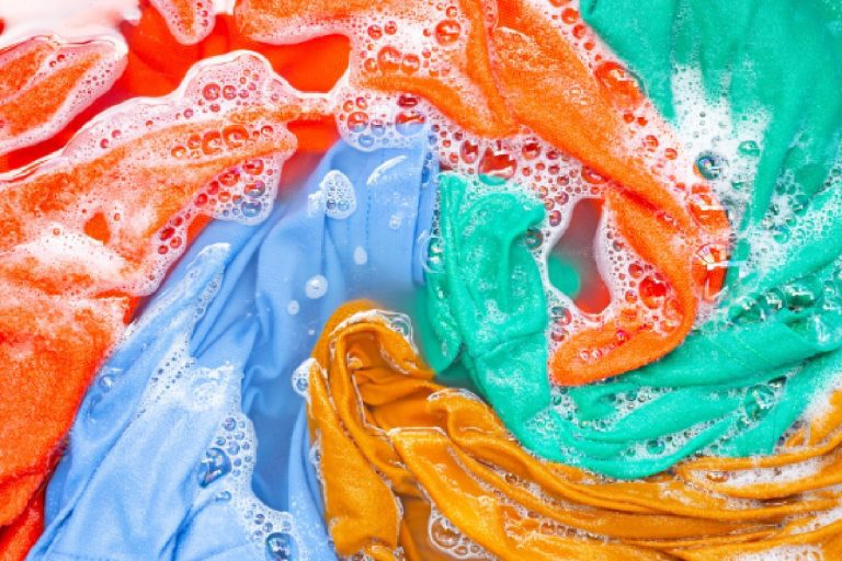 Roupas de molho,  veja as dicas eficientes sobre esta prática, além dos riscos (Foto: Canva Pro)