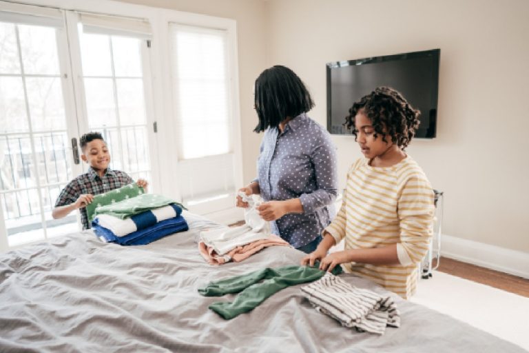 Tarefas de casa com filhos, veja dicas de opções para que os pequenos ajudem conforme idade (Foto: Canva Pro)