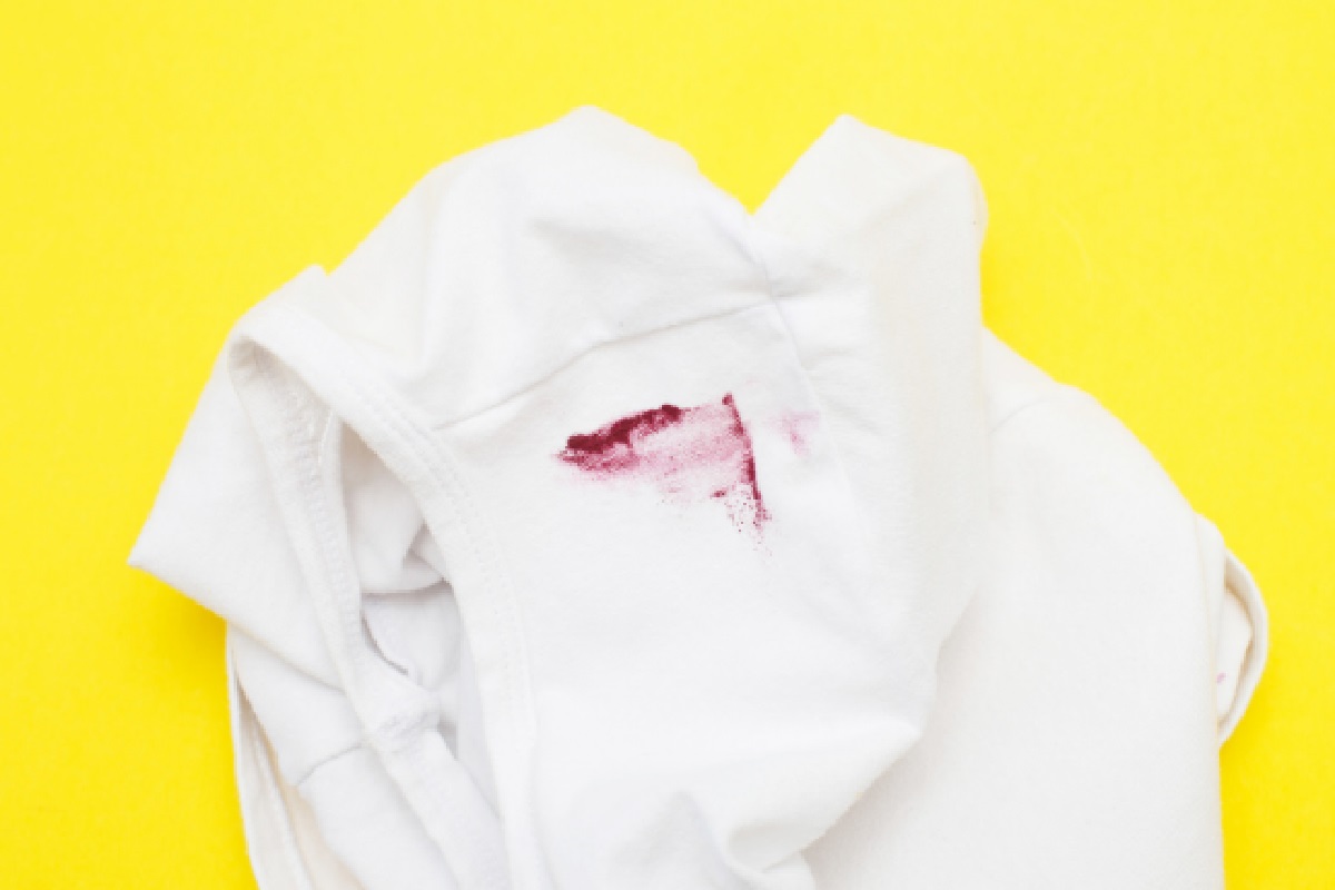 Como tirar mancha de batom da roupa, evite que acidentes estraguem suas peças (Foto: Canva Pro)