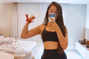 Juliette comenta sobre treino nas redes sociais e web rebate: “levantamento de garfo”