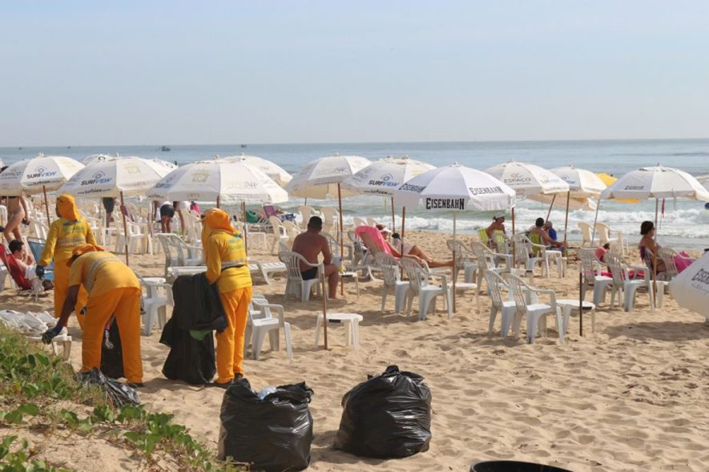 400 quilos de lixo são retirados da Lagoa de Jacarepaguá em mutirão dos pescadores — Foto: Divulgação.