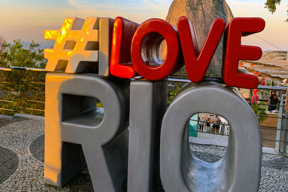 Letreiros vira atração para comunidade do Rio. Veja o que tornou essa placa famosa nas redes sociais e para a população carioca
