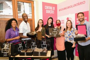 Secretária da mulher dá 400 perucas a INCAvoluntário