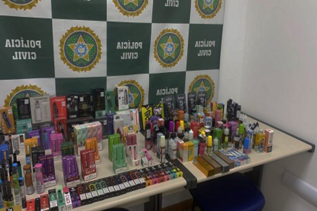 Foram apreendidos mais de 1.200 cigarros eletrônicos em ação no Rio de Janeiro — Foto: Polícia Civil / Divulgação