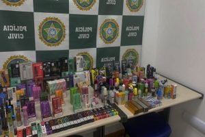 Foram apreendidos mais de 1.200 cigarros eletrônicos em ação no Rio de Janeiro — Foto: Polícia Civil / Divulgação