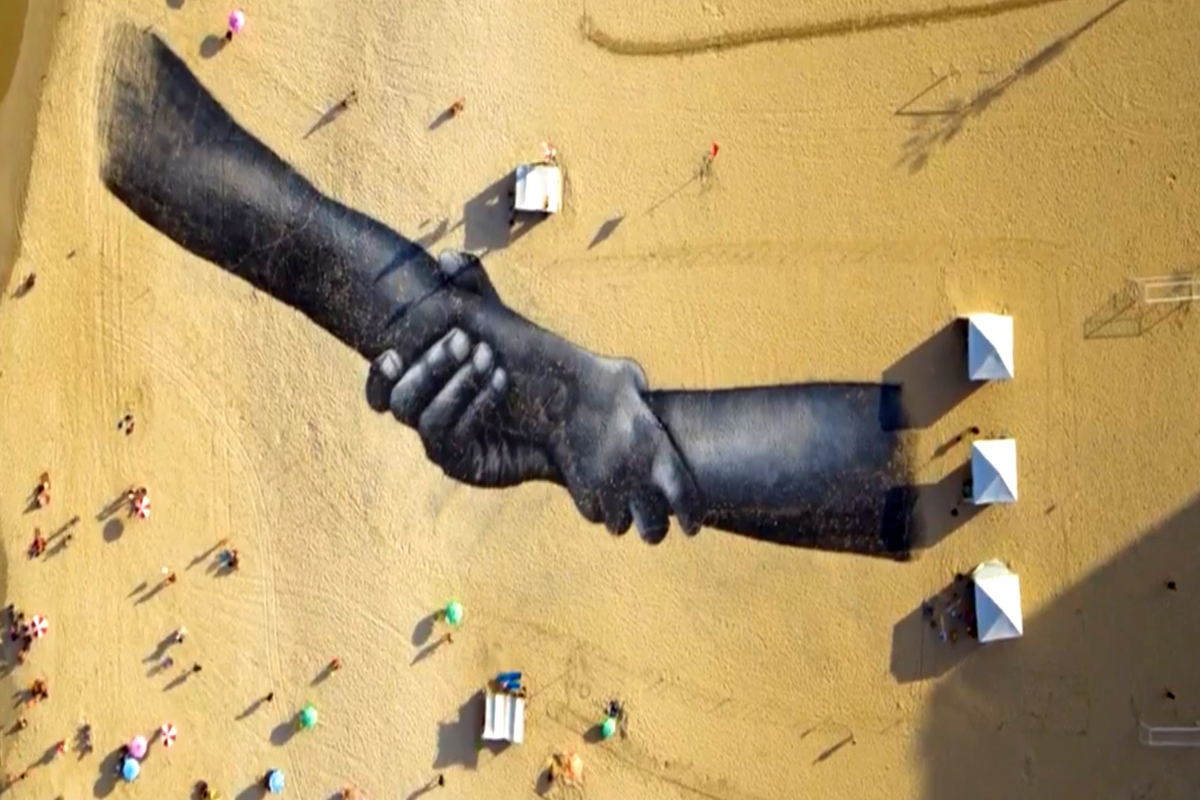 Copacabana se une à 'maior corrente humana do mundo' com pintura gigante