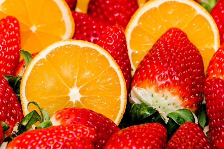 4 Maneiras diferentes de como plantar morango e laranja no fundo de casa, dicas super fáceis e rápidas - Foto: Canva Pro