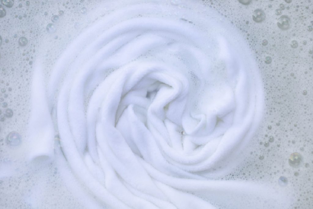 Como tirar mancha de roupa branca: dicas eficientes sem necessidade de esfregar (Foto: Canva Pro)