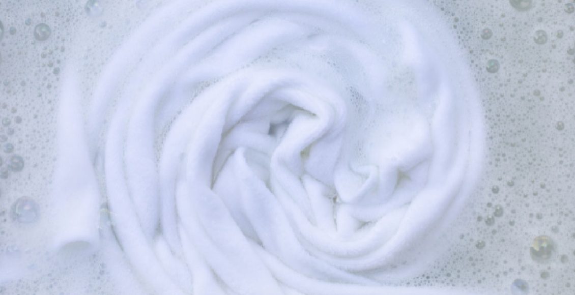 Como tirar mancha de roupa branca: dicas eficientes sem necessidade de esfregar (Foto: Canva Pro)