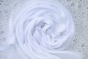 Como tirar mancha de roupa branca: dicas eficientes sem necessidade de esfregar (Foto: Canva Pro)