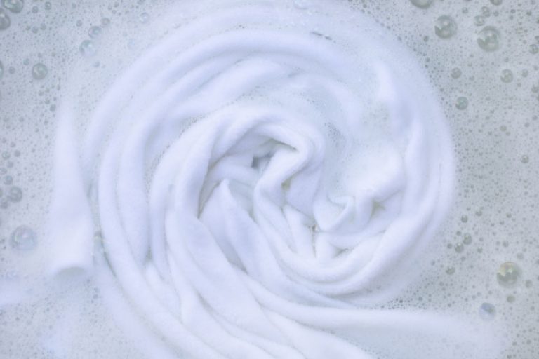 Como tirar mancha de roupa branca, dicas eficientes sem necessidade de esfregar