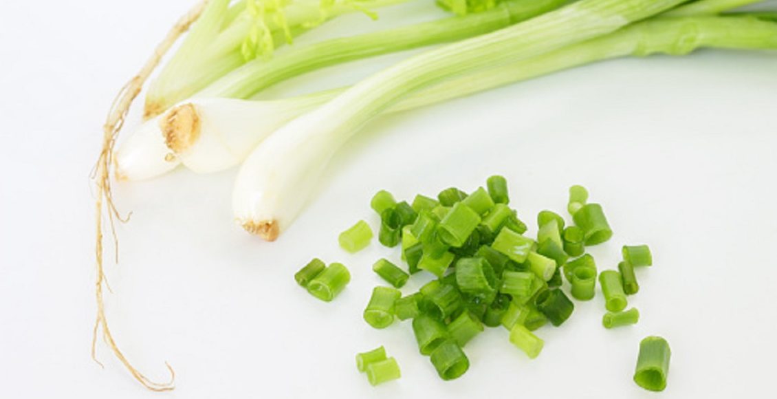 3 maneiras super fáceis de cultivar cebolinha e salsinha em casa sem gastar seu tempo e dinheiro / Reprodução Canva