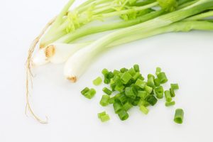 3 maneiras super fáceis de cultivar cebolinha e salsinha em casa sem gastar seu tempo e dinheiro / Reprodução Canva