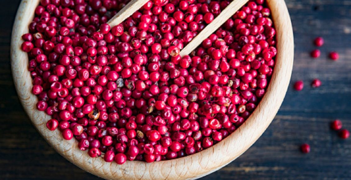 Como plantar pimenta rosa em casa gastando pouco, faça de suas folhas um bom chá, confira