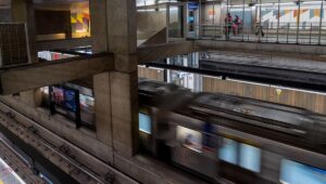 Larissa, 24 anos, perdeu dentes e sofreu fraturas após ataque no metrô. Imagem: Márcia Alves/MetrôSP