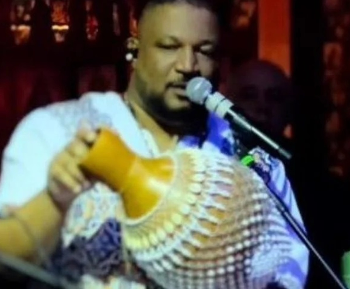 Do samba à prisão: quem é Nyno, cantor suspeito de ajudar crime. Imagem: Reprodução Do samba à prisão: quem é Nyno, cantor suspeito de ajudar crime. Imagem: Reprodução