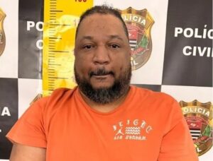 Do samba à prisão: quem é Nyno, cantor suspeito de ajudar crime. Imagem: Divulgação Polícia Civil