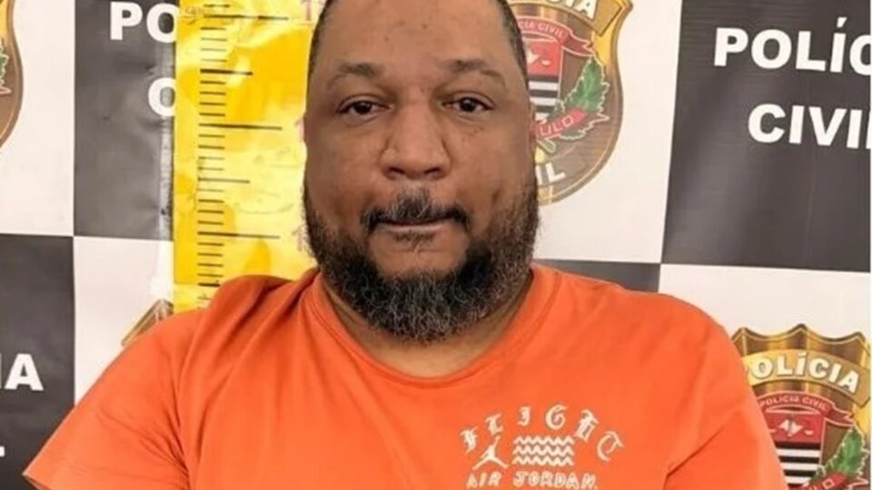 Do samba à prisão: quem é Nyno, cantor suspeito de ajudar crime. Imagem: Divulgação Polícia Civil