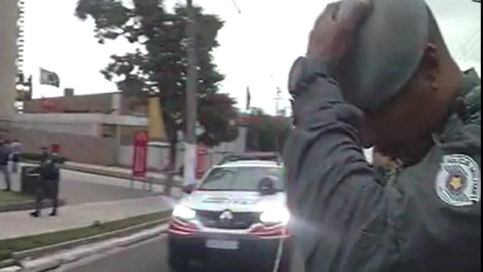 VÍDEO: PM reza e se arrepende após atirar em autista. Imagem: Reprodução PM