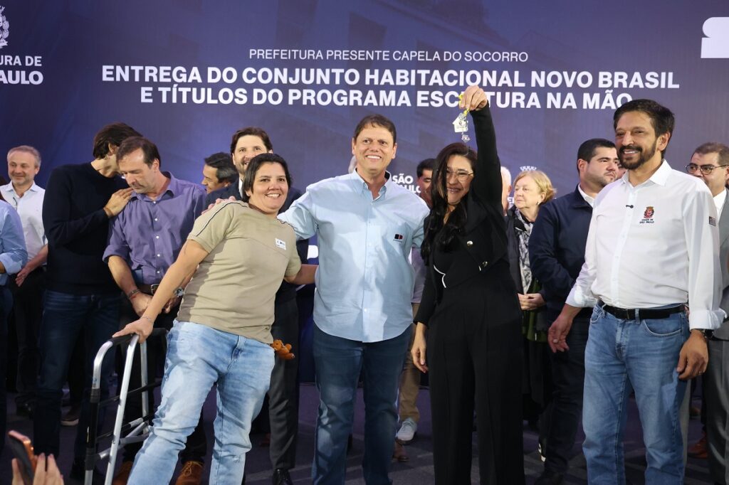 Tarcísio sobe o tom e faz defesa enfática da vacina contra dengue. Imagem: Paulo Guereta/Governo do Estado SP