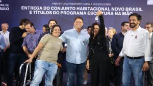 Tarcísio sobe o tom e faz defesa enfática da vacina contra dengue. Imagem: Paulo Guereta/Governo do Estado SP