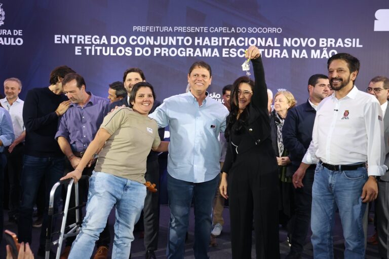 Tarcísio sobe o tom e faz defesa enfática da vacina contra dengue