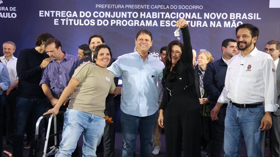 Tarcísio sobe o tom e faz defesa enfática da vacina contra dengue. Imagem: Paulo Guereta/Governo do Estado SP