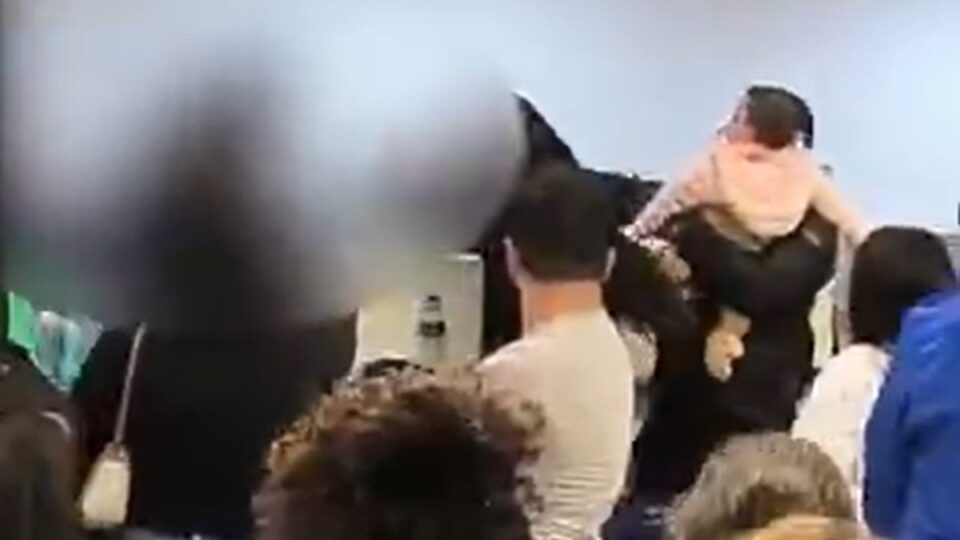 VÍDEO: atraso em voo da Latam acaba em agressão. Imagem: reprodução