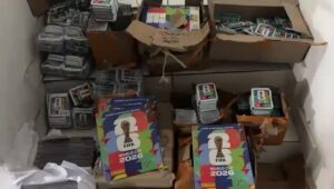 Polícia apreende 50 mil figurinhas da Copa falsificadas em SP. Imagem: Governo de SP